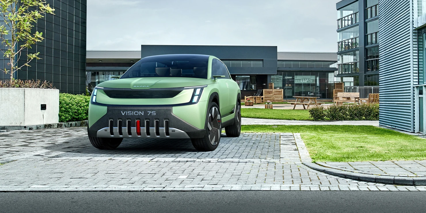 A green car parked in front of a building

Description automatically generated